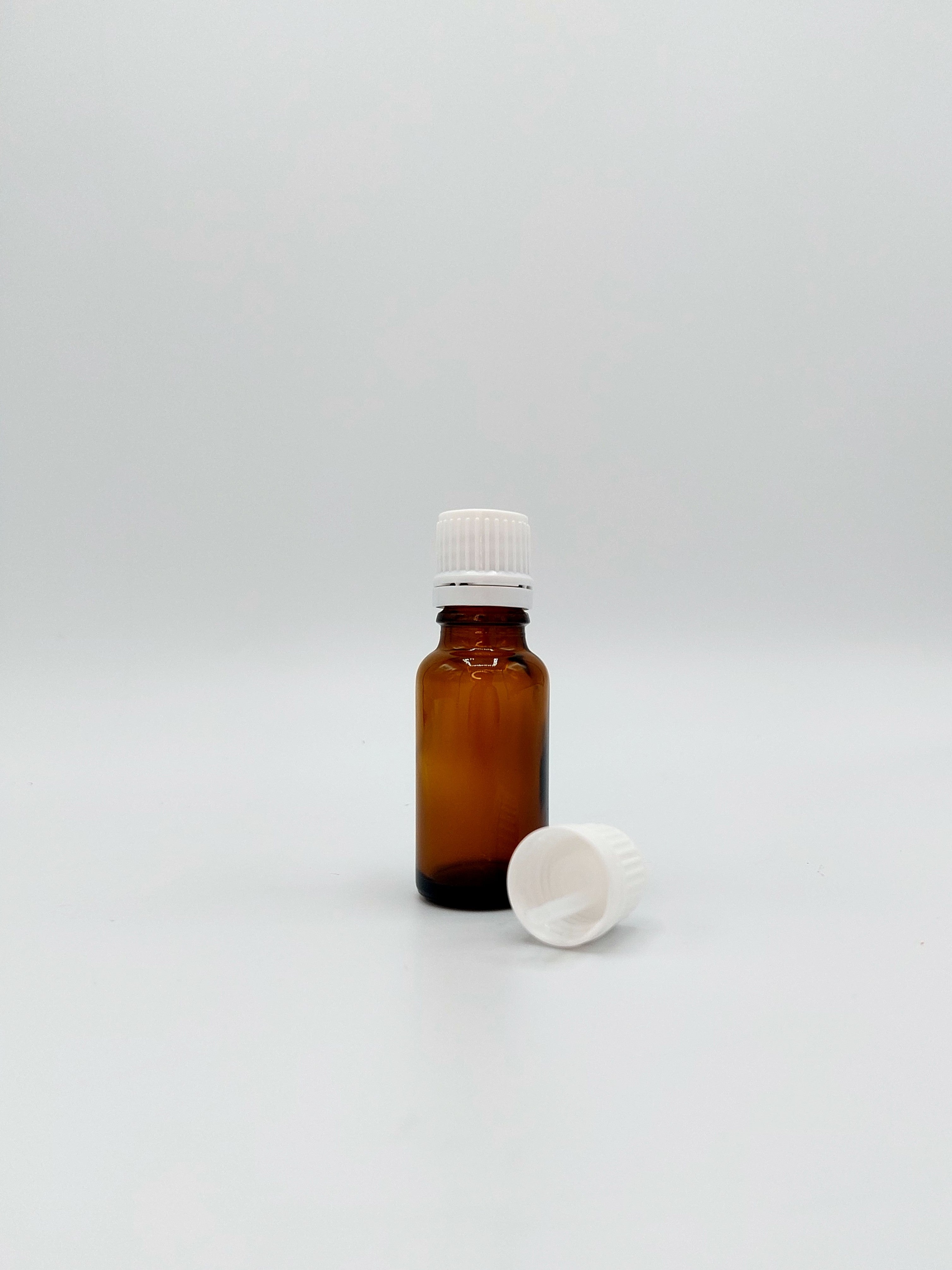 Frasco de vidro âmbar com tampa branca e gotejador 20 ml