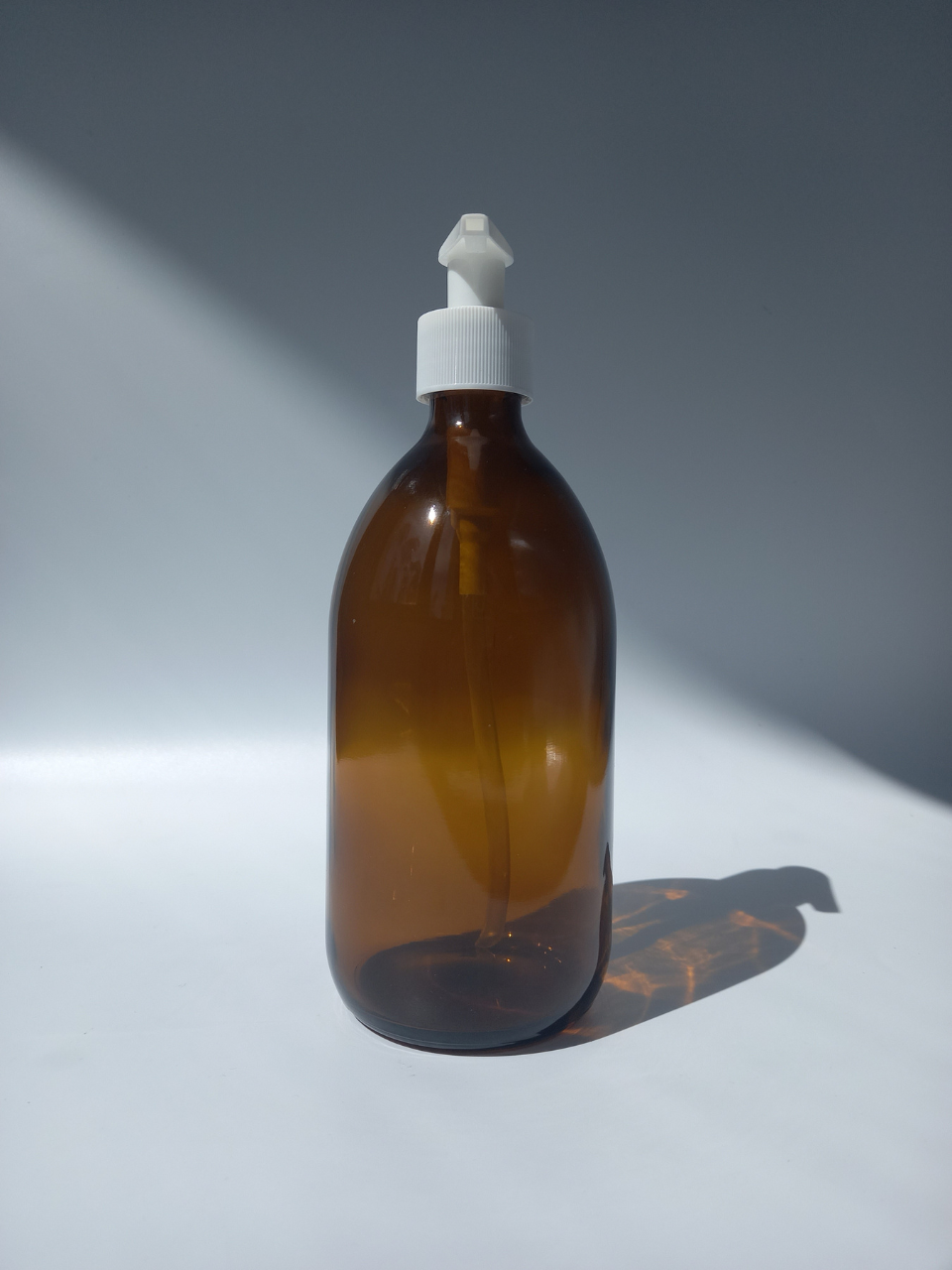 Frasco de vidro âmbar com tampa doseadora branca 500ml