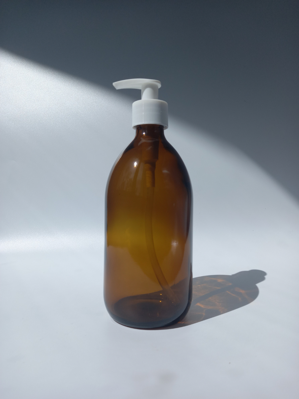 Frasco de vidro âmbar com tampa doseadora branca 500ml